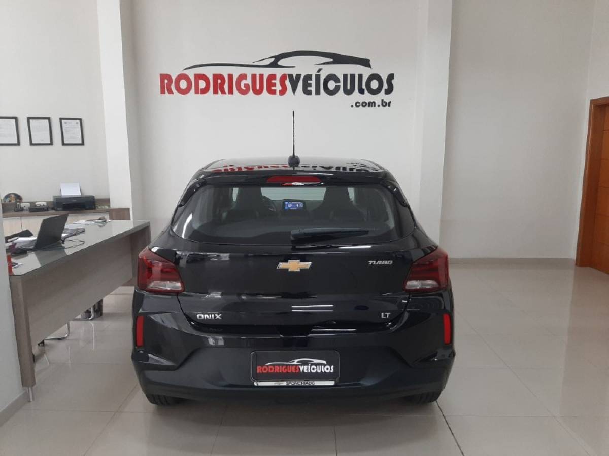 CHEVROLET - ONIX - 2023/2023 - Preta - R$ 75.900,00