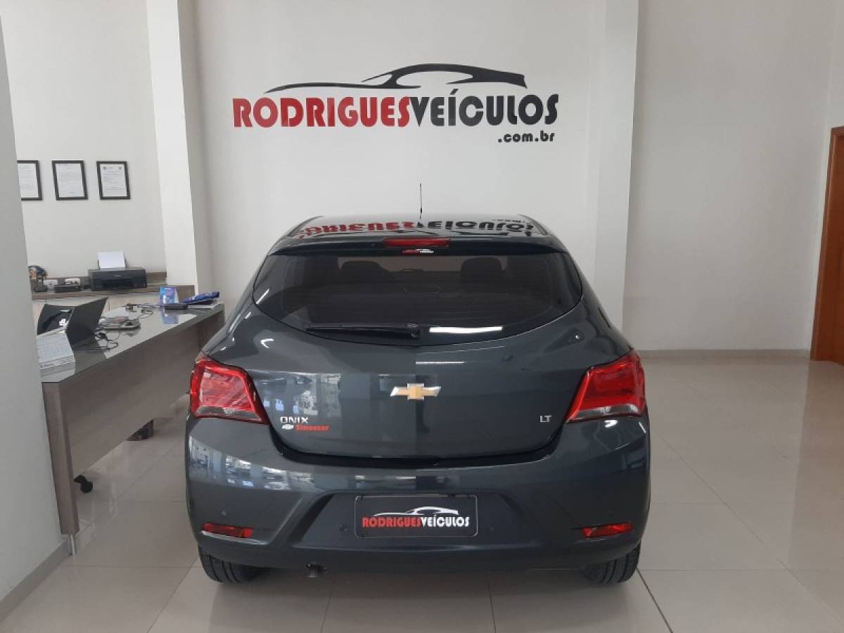 CHEVROLET - ONIX - 2018/2019 - Cinza - R$ 65.900,00
