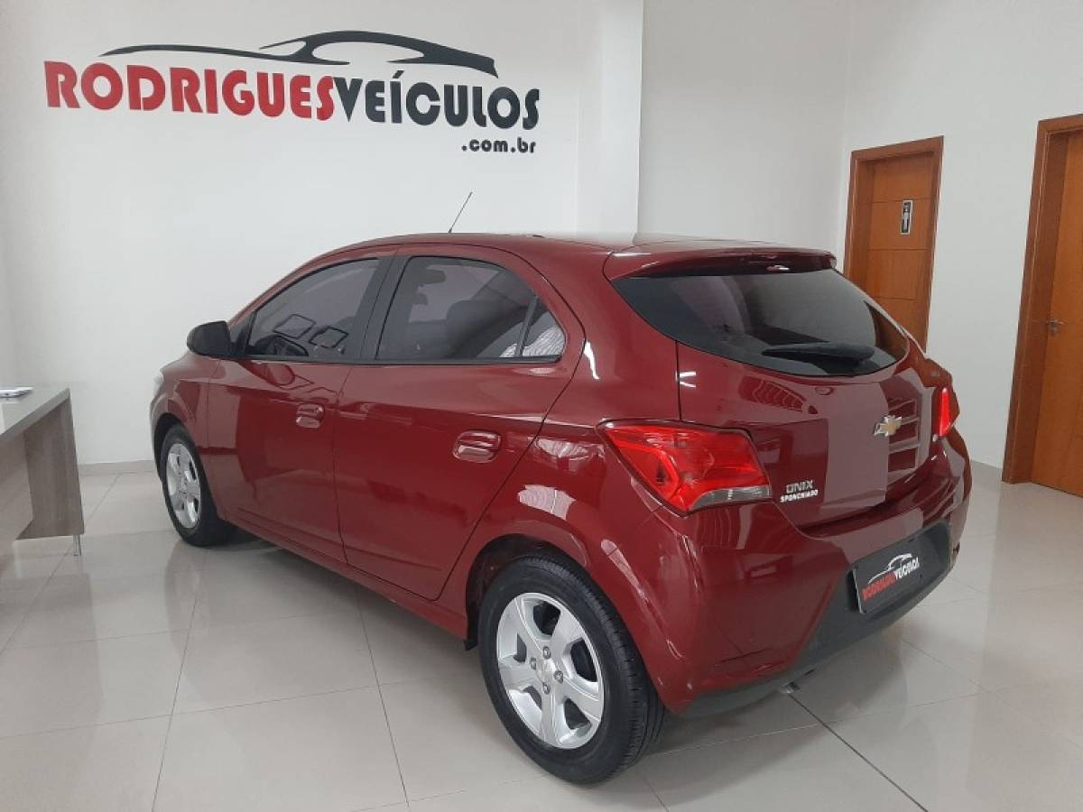 CHEVROLET - ONIX - 2019/2019 - Vermelha - R$ 65.900,00