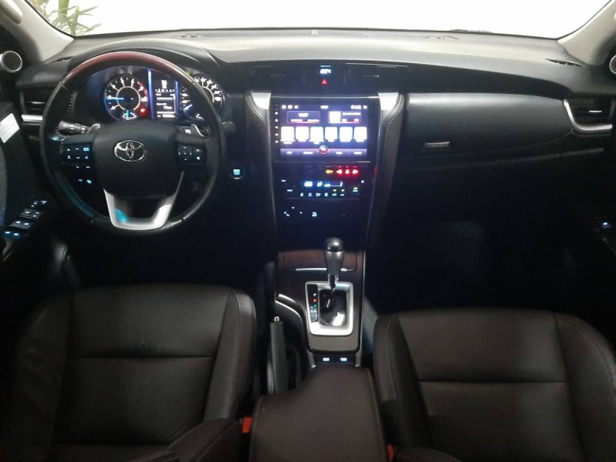 TOYOTA - HILUX SW4 - 2018/2018 - Prata - R$ 229.000,00