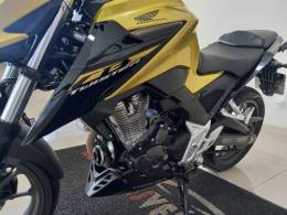 HONDA - CB 300F TWISTER - 2024/2024 - Dourada - R$ 25.900,00