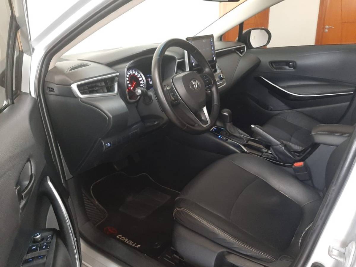 TOYOTA - COROLLA - 2020/2021 - Prata - R$ 119.990,00