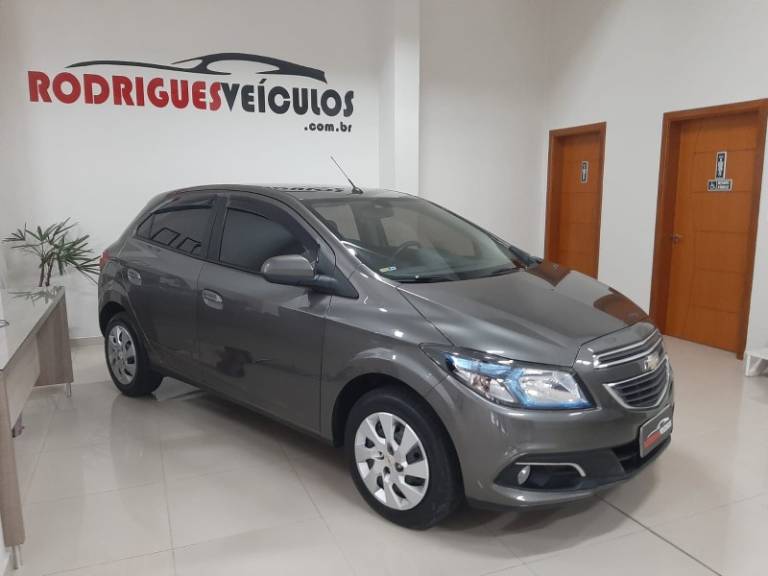 CHEVROLET - ONIX - 2014/2015 - Cinza - R$ 49.900,00
