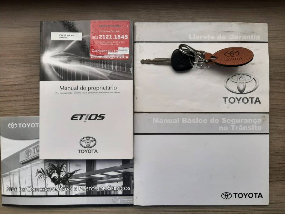 TOYOTA - ETIOS - 2016/2017 - Branca - R$ 59.900,00
