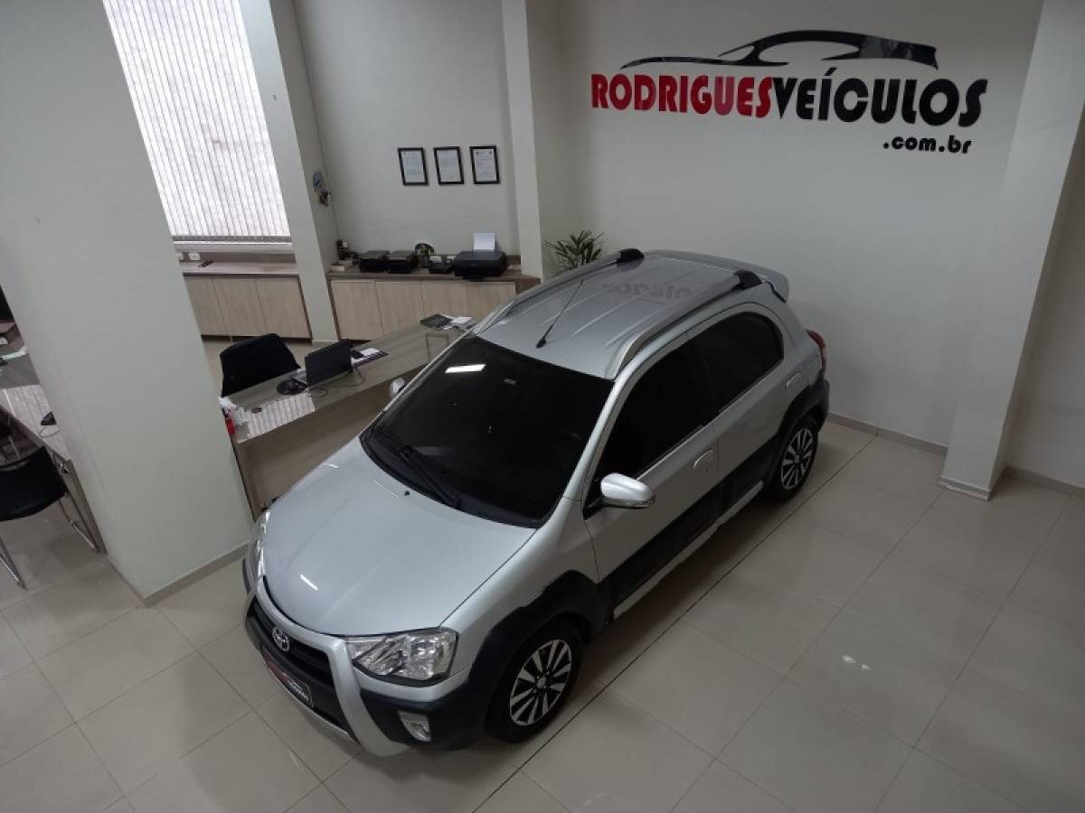TOYOTA - ETIOS CROSS - 2015/2016 - Prata - R$ 54.900,00