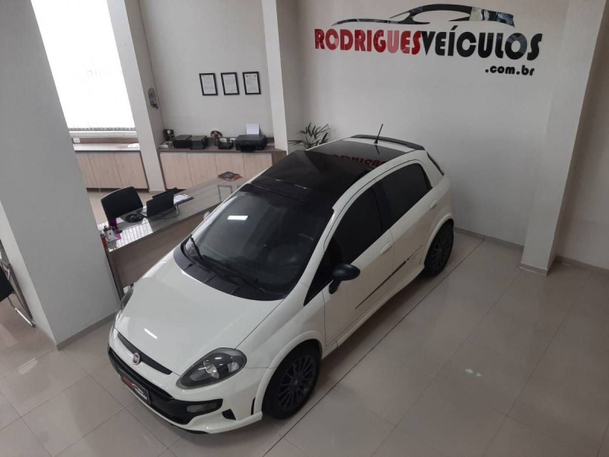 FIAT - PUNTO - 2014/2015 - Branca - R$ 54.900,00