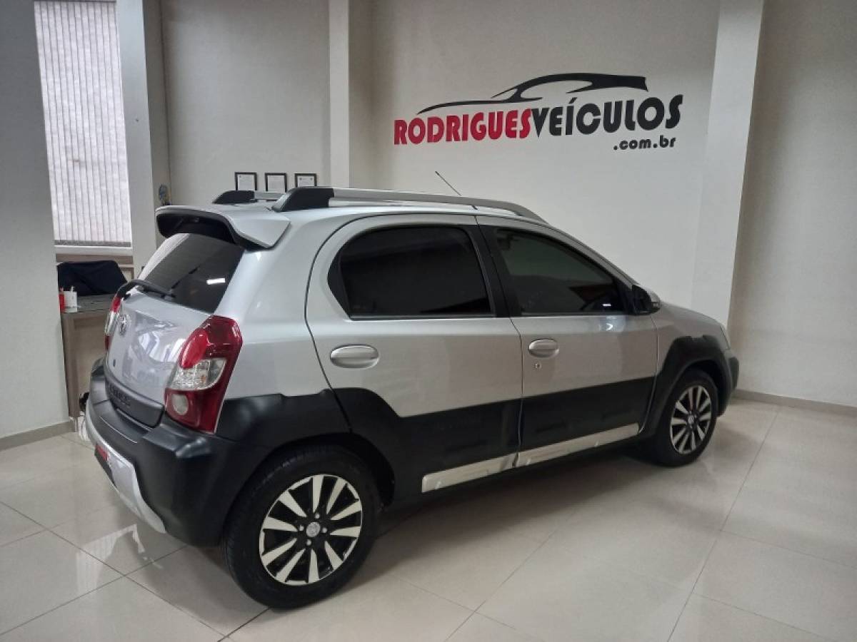 TOYOTA - ETIOS CROSS - 2015/2016 - Prata - R$ 54.900,00