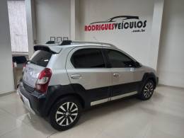 TOYOTA - ETIOS CROSS - 2015/2016 - Prata - R$ 54.900,00