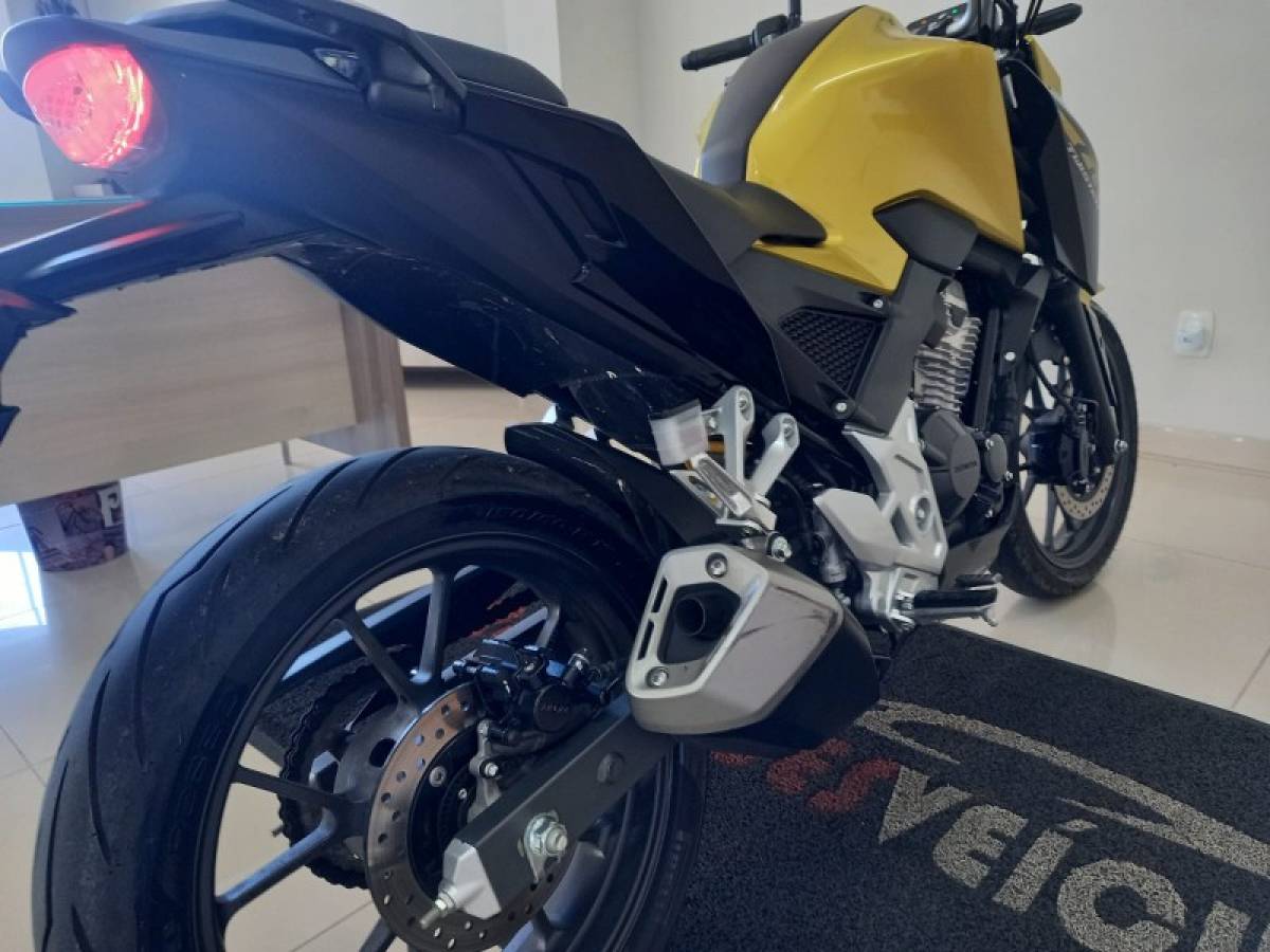 HONDA - CB 300F TWISTER - 2024/2024 - Dourada - R$ 25.900,00