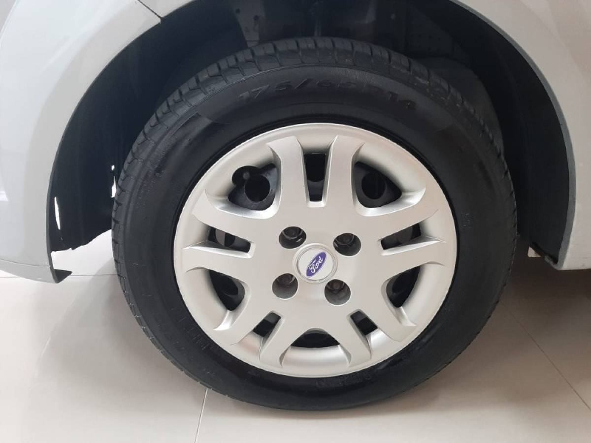 FORD - FIESTA - 2013/2014 - Prata - R$ 33.900,00