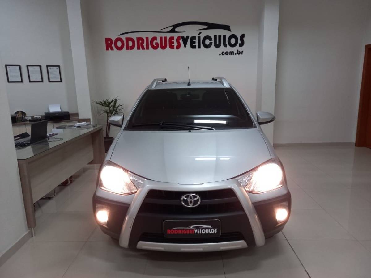TOYOTA - ETIOS CROSS - 2015/2016 - Prata - R$ 54.900,00