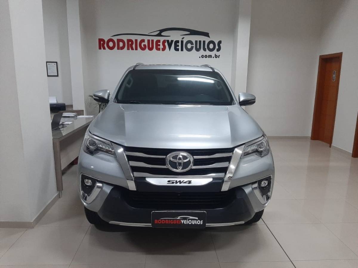 TOYOTA - HILUX SW4 - 2018/2018 - Prata - R$ 229.000,00