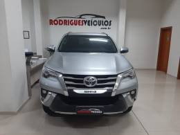 TOYOTA - HILUX SW4 - 2018/2018 - Prata - R$ 229.000,00