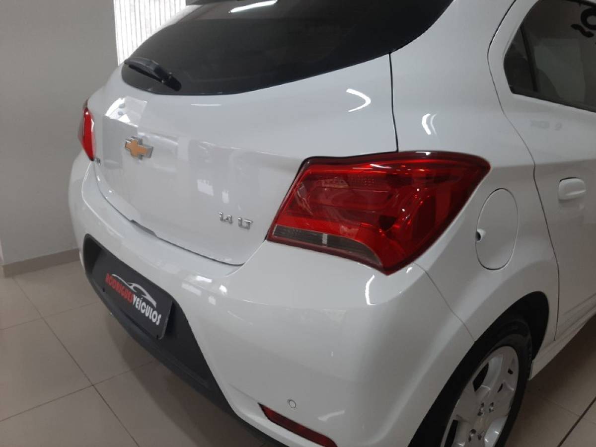 CHEVROLET - ONIX - 2018/2019 - Branca - R$ 62.900,00