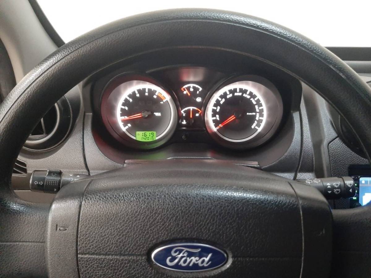 FORD - FIESTA - 2013/2014 - Prata - R$ 33.900,00