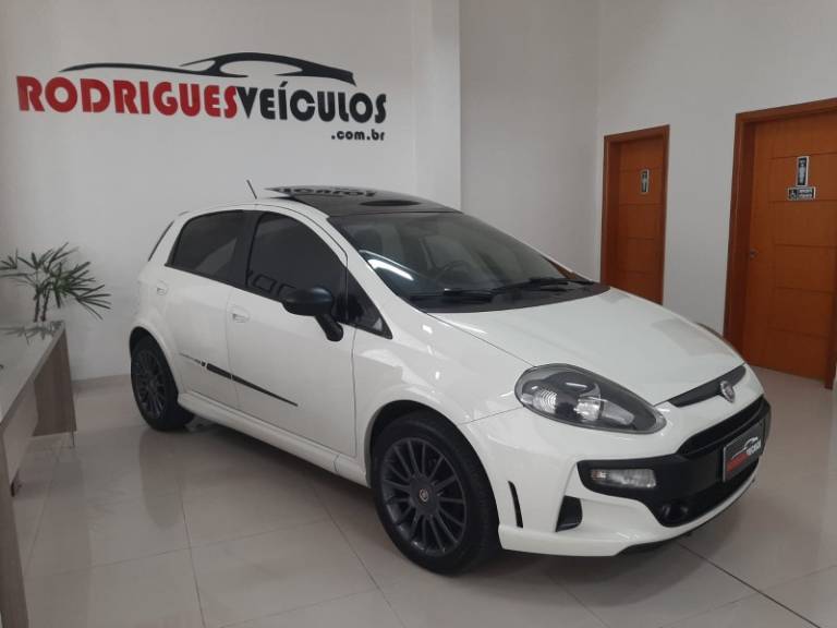 FIAT - PUNTO - 2014/2015 - Branca - R$ 54.900,00