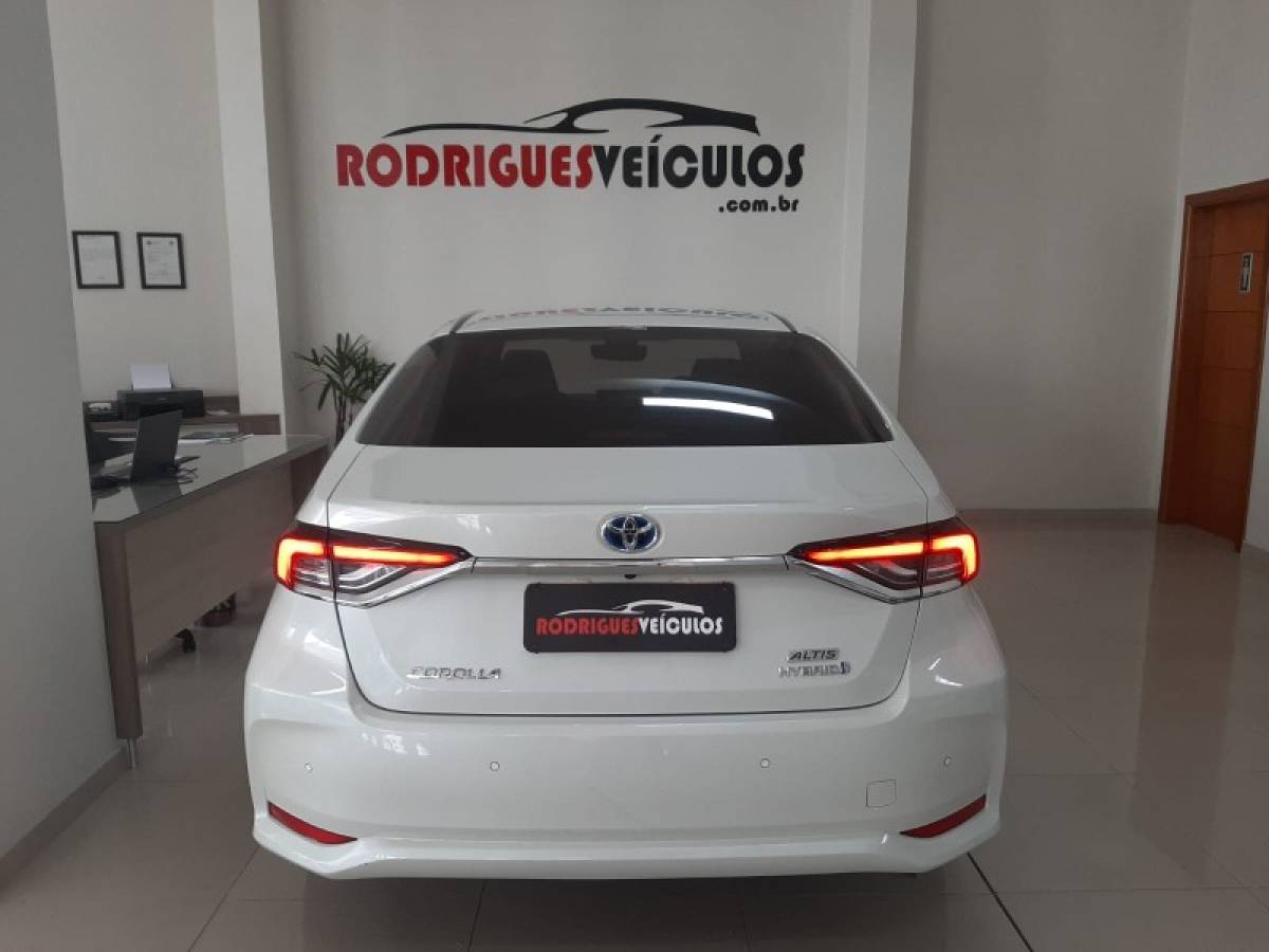 TOYOTA - COROLLA - 2020/2021 - Branca - R$ 134.900,00