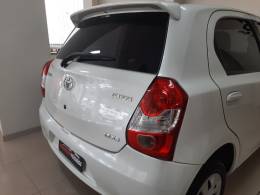 TOYOTA - ETIOS - 2016/2017 - Branca - R$ 59.900,00