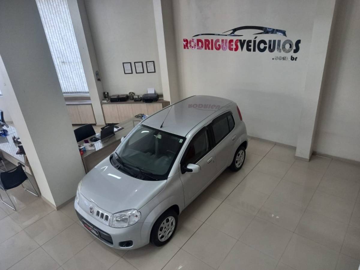 FIAT - UNO - 2010/2011 - Prata - R$ 28.900,00