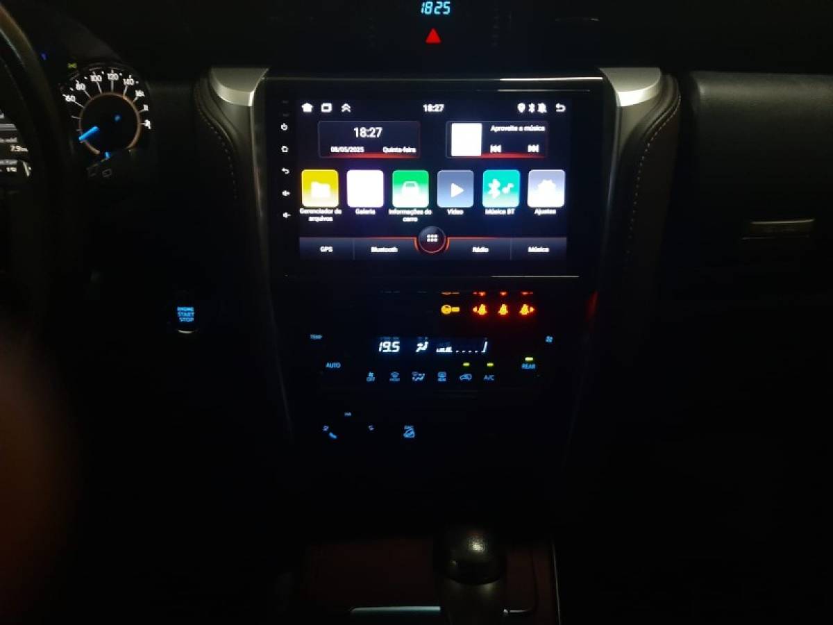 TOYOTA - HILUX SW4 - 2018/2018 - Prata - R$ 229.000,00