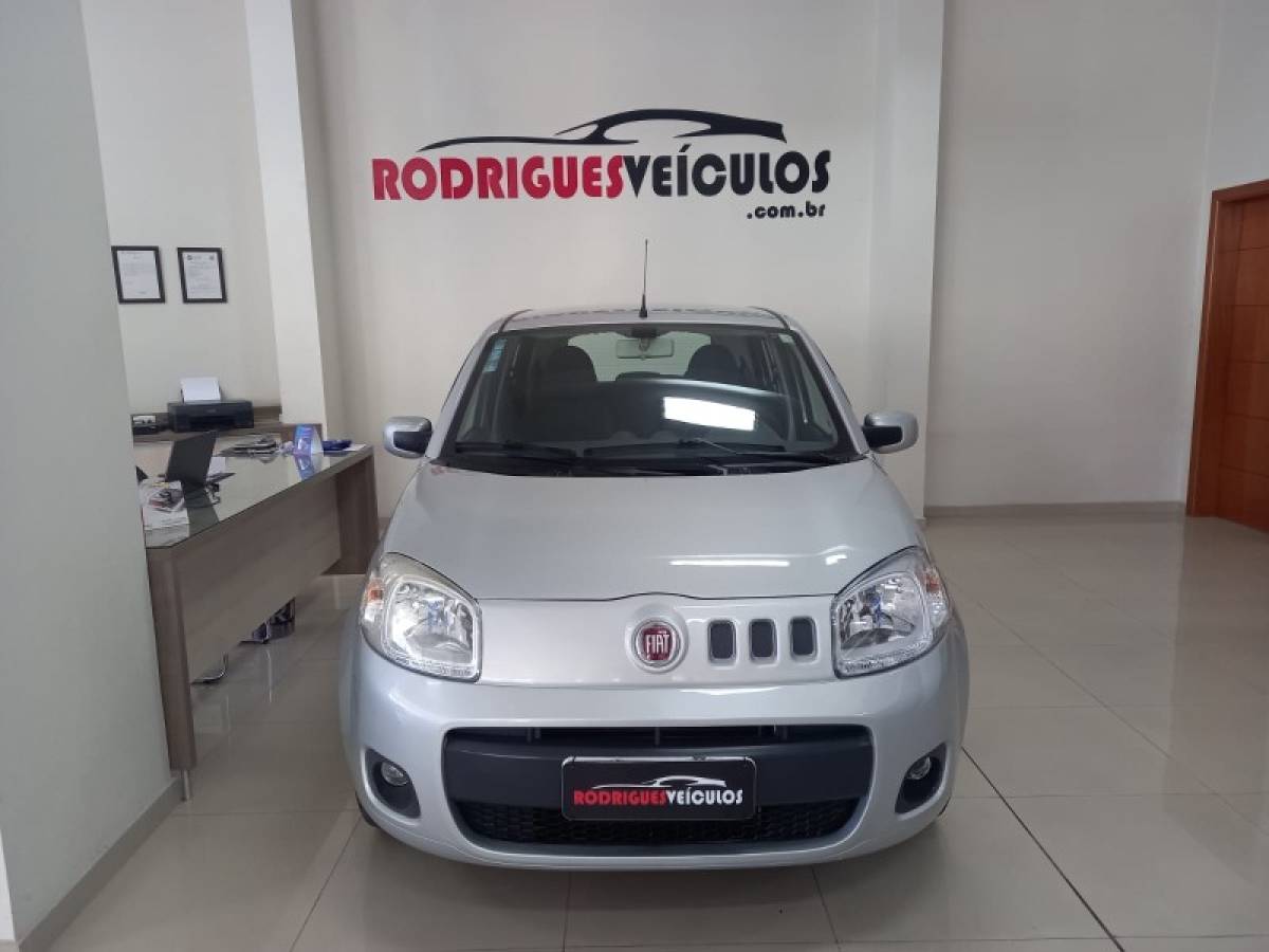 FIAT - UNO - 2010/2011 - Prata - R$ 28.900,00