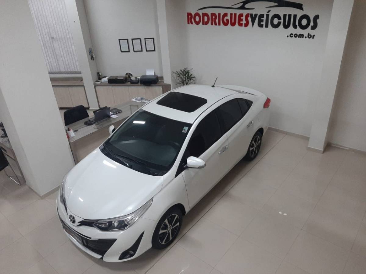TOYOTA - YARIS - 2018/2019 - Branca - R$ 82.900,00