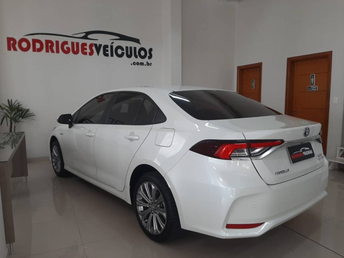 TOYOTA - COROLLA - 2020/2021 - Branca - R$ 134.900,00