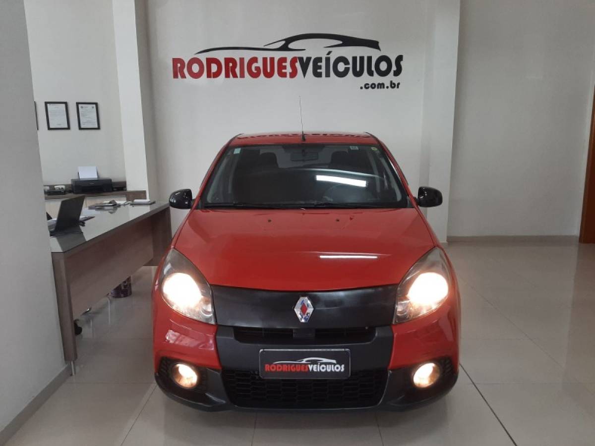 RENAULT - SANDERO - 2012/2013 - Vermelha - R$ 37.900,00