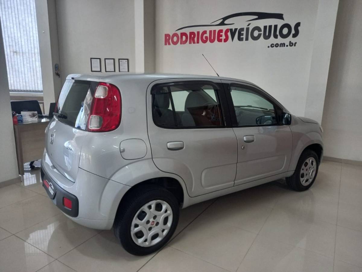 FIAT - UNO - 2010/2011 - Prata - R$ 28.900,00