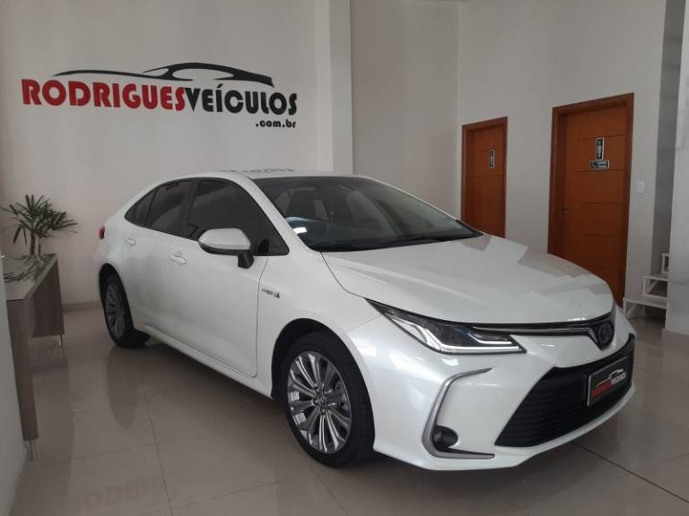 TOYOTA - COROLLA - 2020/2021 - Branca - R$ 134.900,00