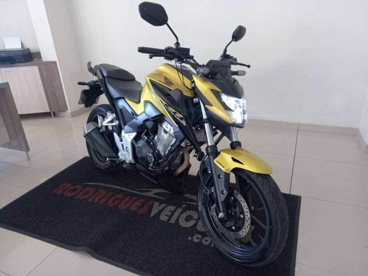 HONDA - CB 300F TWISTER - 2024/2024 - Dourada - R$ 25.900,00