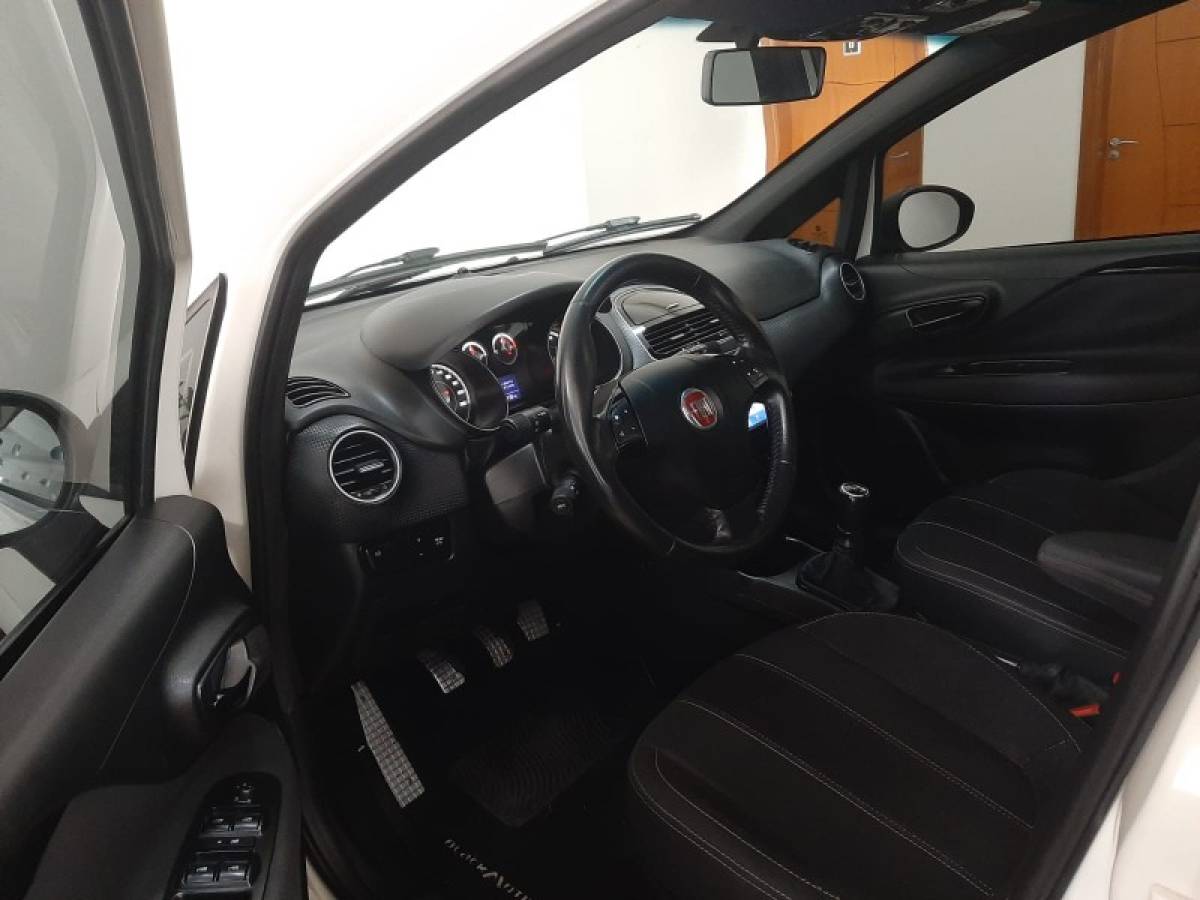 FIAT - PUNTO - 2014/2015 - Branca - R$ 54.900,00
