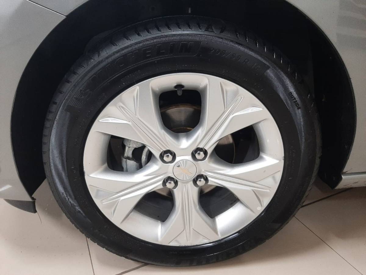 CHEVROLET - ONIX - 2023/2024 - Prata - R$ 92.900,00