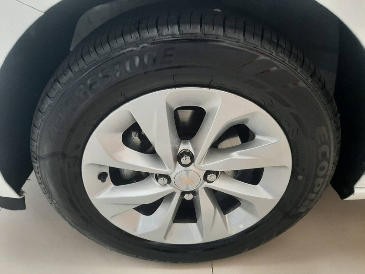 CHEVROLET - ONIX - 2022/2023 - Branca - R$ 88.900,00