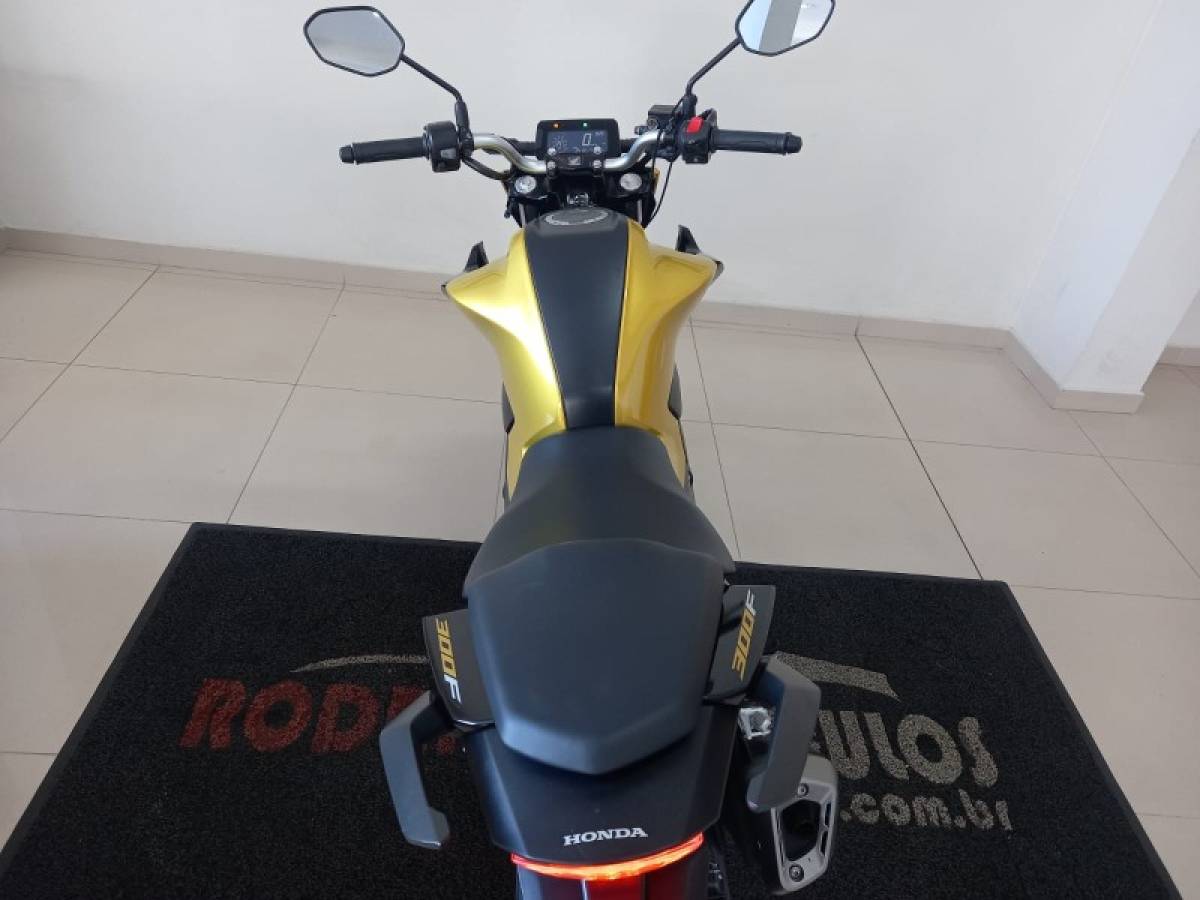 HONDA - CB 300F TWISTER - 2024/2024 - Dourada - R$ 25.900,00
