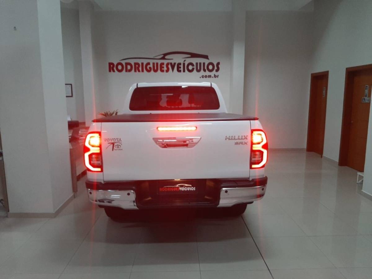 TOYOTA - HILUX - 2022/2022 - Branca - R$ 259.000,00