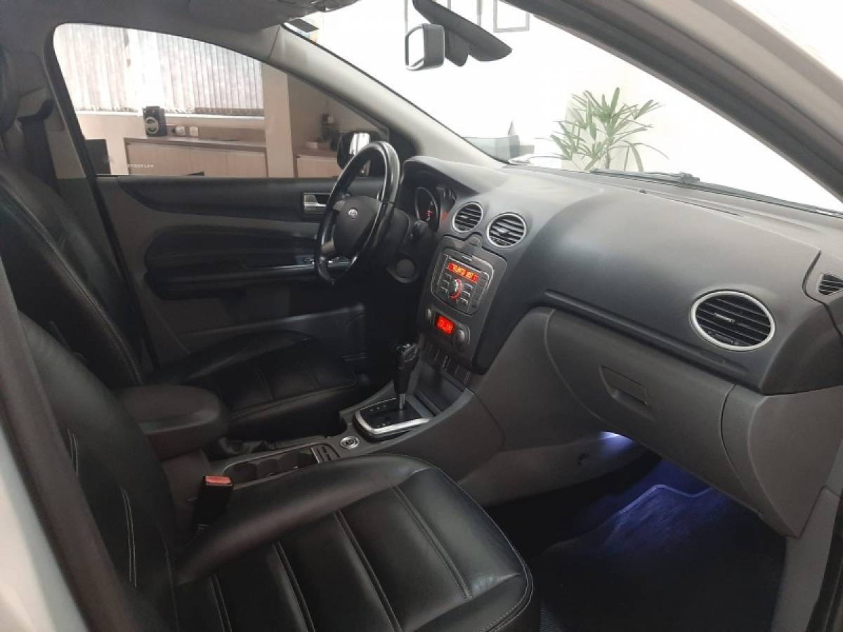 FORD - FOCUS - 2010/2011 - Prata - R$ 44.900,00
