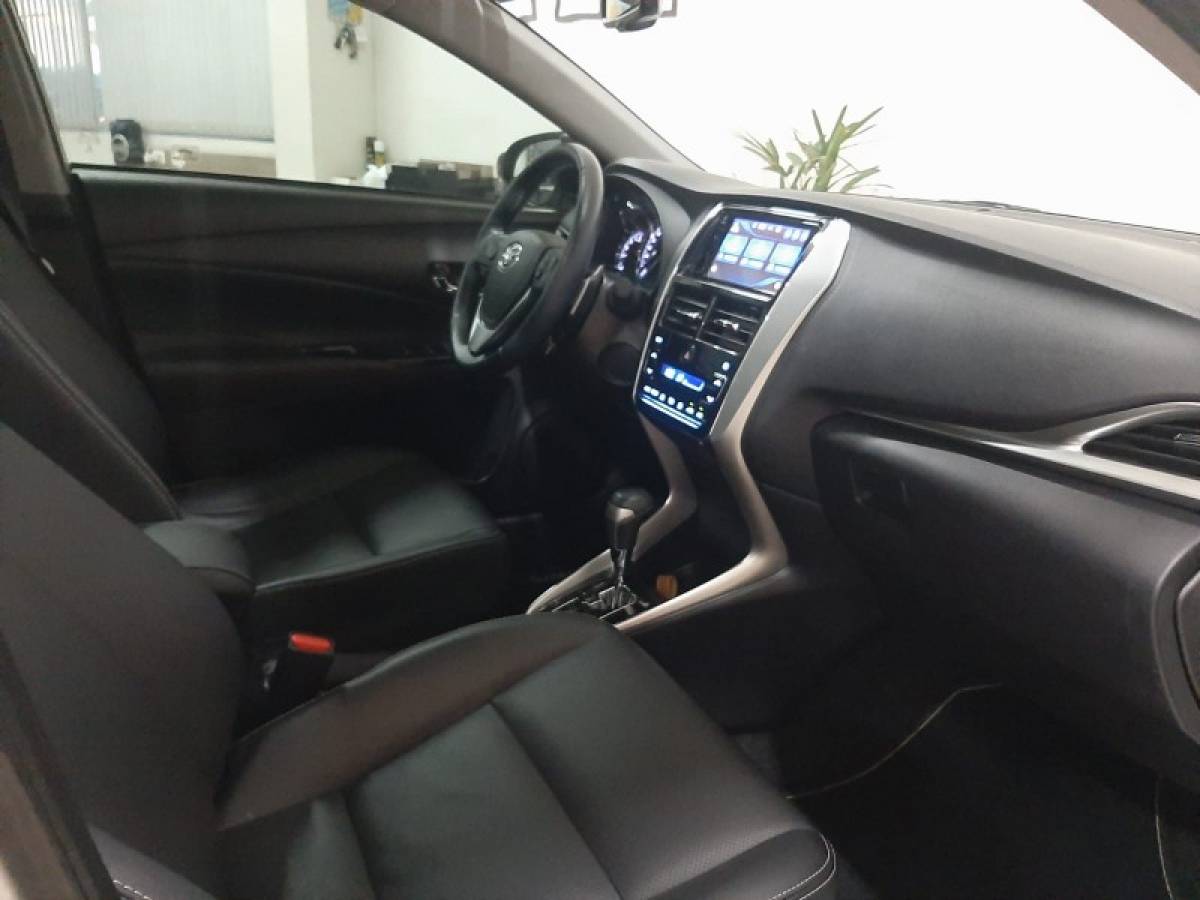 TOYOTA - YARIS - 2018/2019 - Branca - R$ 82.900,00