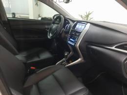 TOYOTA - YARIS - 2018/2019 - Branca - R$ 82.900,00