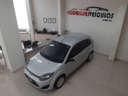 FORD - FIESTA - 2013/2014 - Prata - R$ 33.900,00