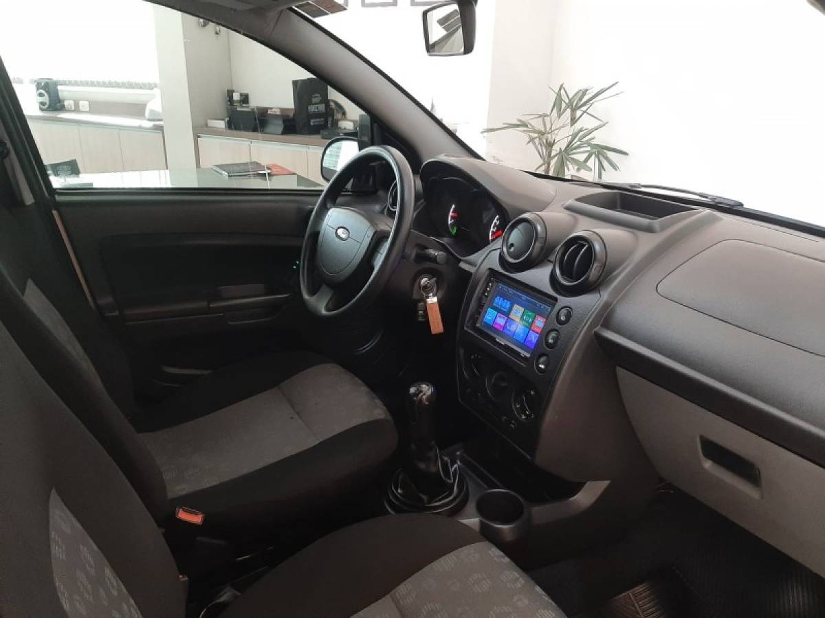 FORD - FIESTA - 2013/2014 - Prata - R$ 33.900,00