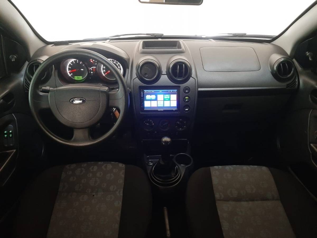 FORD - FIESTA - 2013/2014 - Prata - R$ 33.900,00