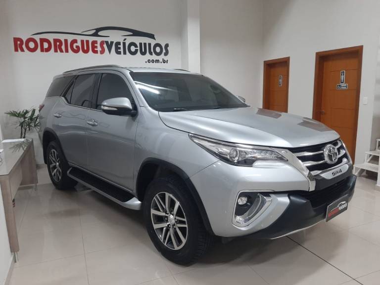 TOYOTA - HILUX SW4 - 2018/2018 - Prata - R$ 229.000,00