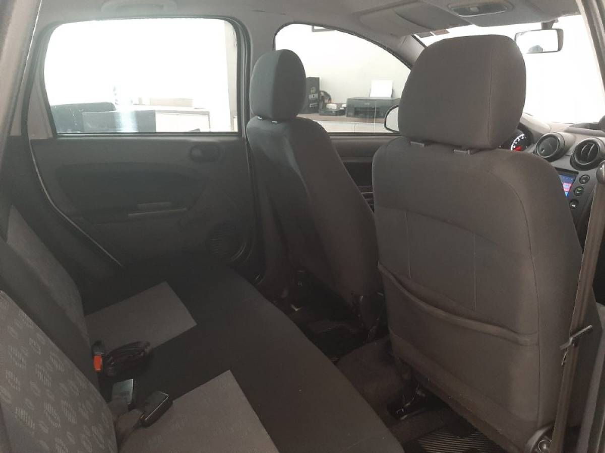 FORD - FIESTA - 2013/2014 - Prata - R$ 33.900,00
