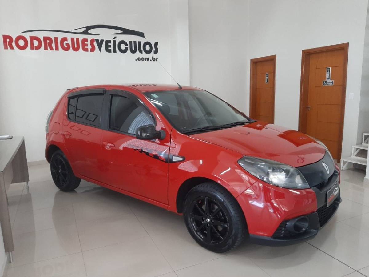 RENAULT - SANDERO - 2012/2013 - Vermelha - R$ 37.900,00