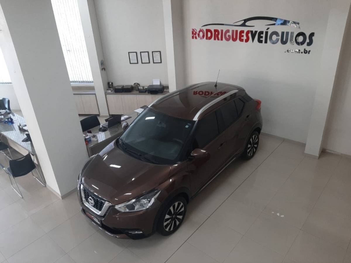 NISSAN - KICKS - 2017/2018 - Marrom - R$ 79.900,00