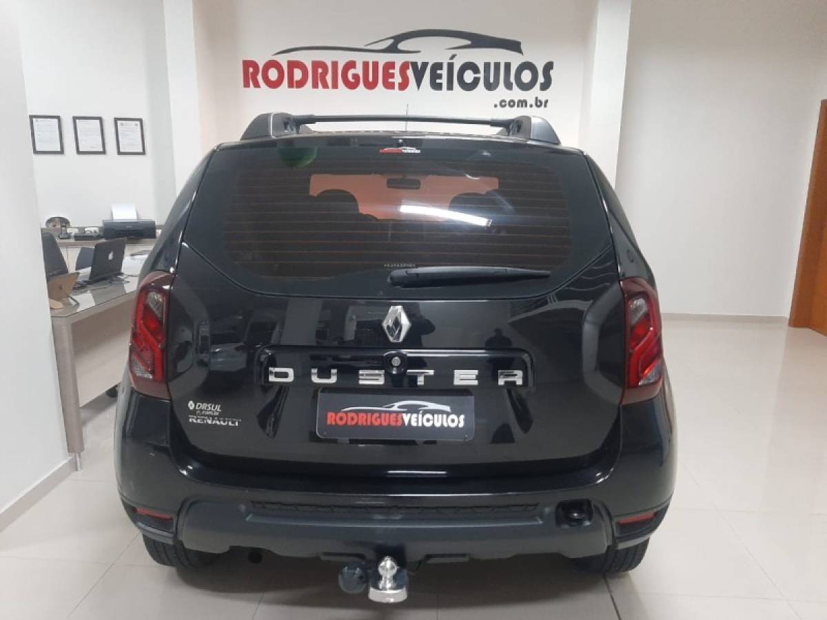 RENAULT - DUSTER - 2015/2016 - Preta - R$ 58.900,00
