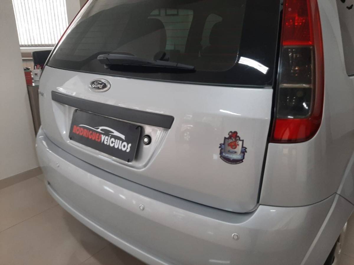 FORD - FIESTA - 2013/2014 - Prata - R$ 33.900,00