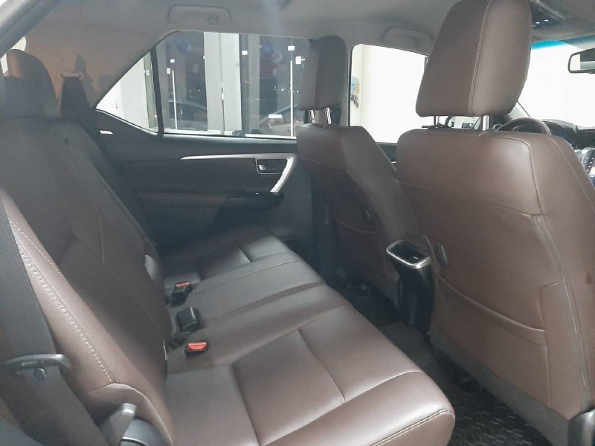 TOYOTA - HILUX SW4 - 2018/2018 - Prata - R$ 229.000,00