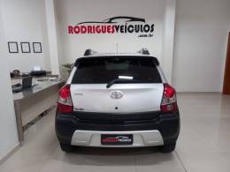 TOYOTA - ETIOS CROSS - 2015/2016 - Prata - R$ 54.900,00